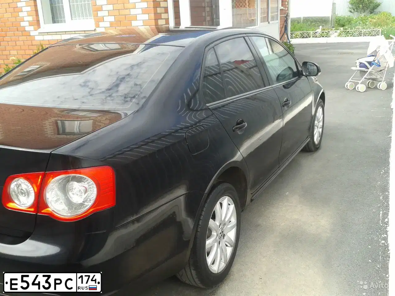 Фото автомобиля VOLKSWAGEN JETTA, 2009 — госномер У123ХЕ174. Цвет: ЧЕРНЫЙ