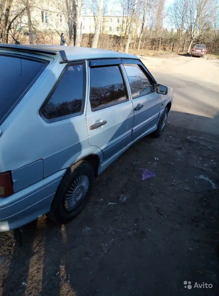 Фото автомобиля LADA 2114 SAMARA, 2005 — госномер Е974УА57. Цвет: Серебристо Желто-Голубой