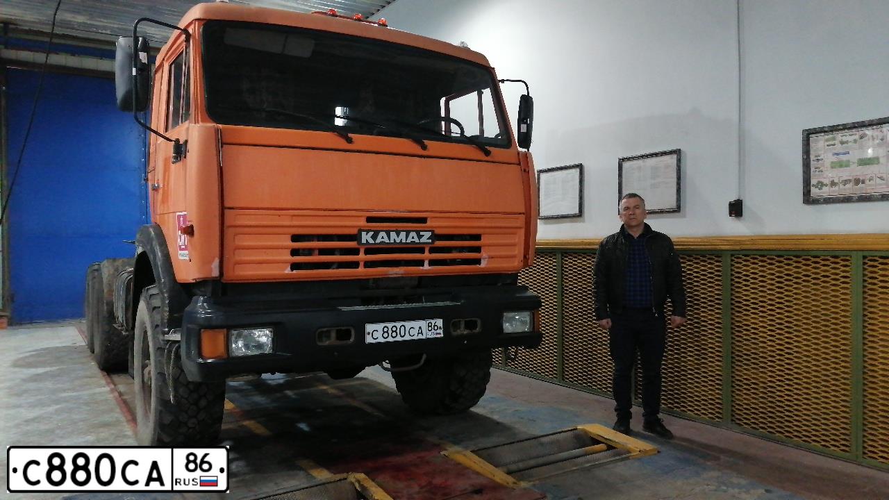 Фото автомобиля KAMAZ 44108 /6X6/, 2011 — госномер С880СА86. Цвет: Оранжевый