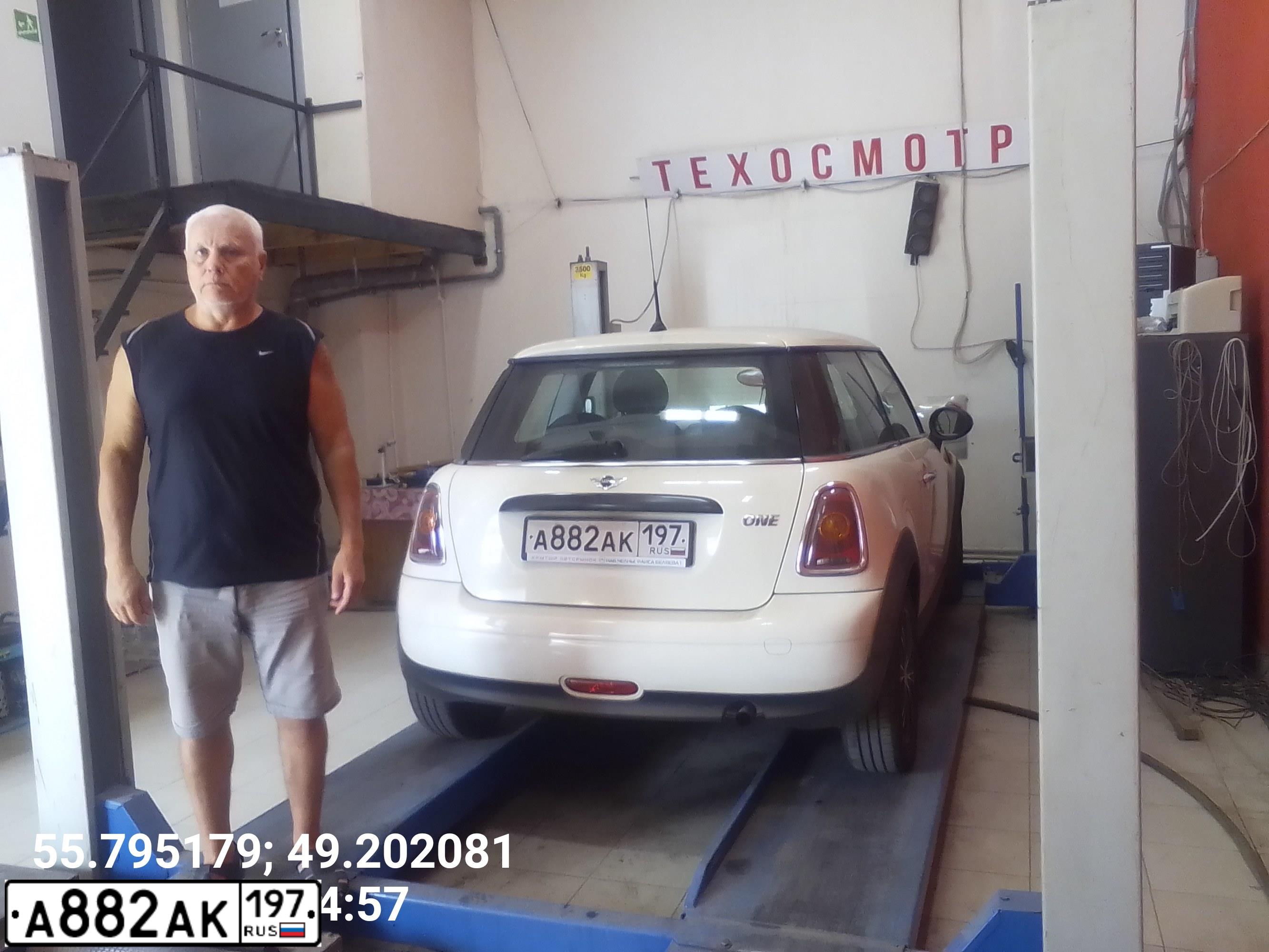 Фото автомобиля MINI HATCH ONE, 2010 — госномер В141УО790. Цвет: Белый