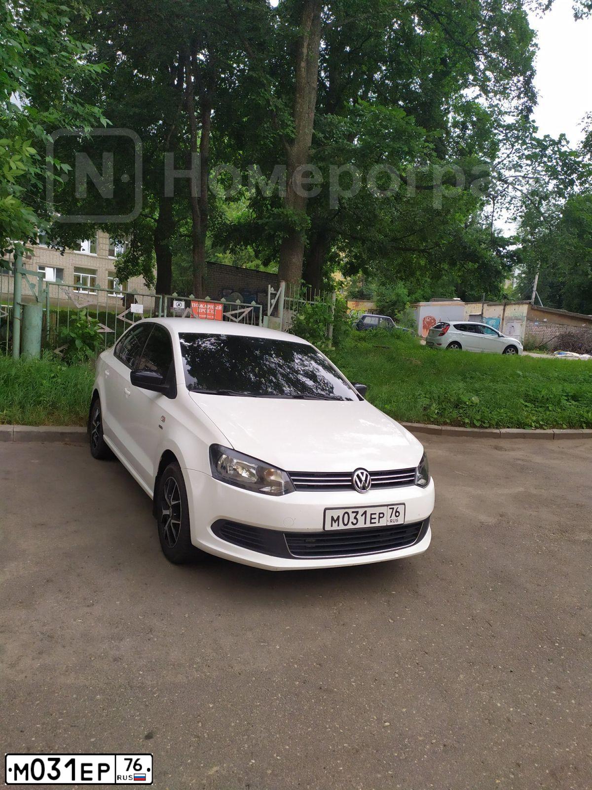 Фото автомобиля VOLKSWAGEN POLO, 2013 — госномер М031ЕР76. Цвет: Белый