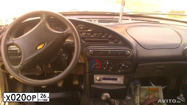 Фото автомобиля CHEVROLET NIVA, 2004 — госномер Х020ОР26. Цвет: БЕЖЕВЫЙ МЕТАЛЛИК