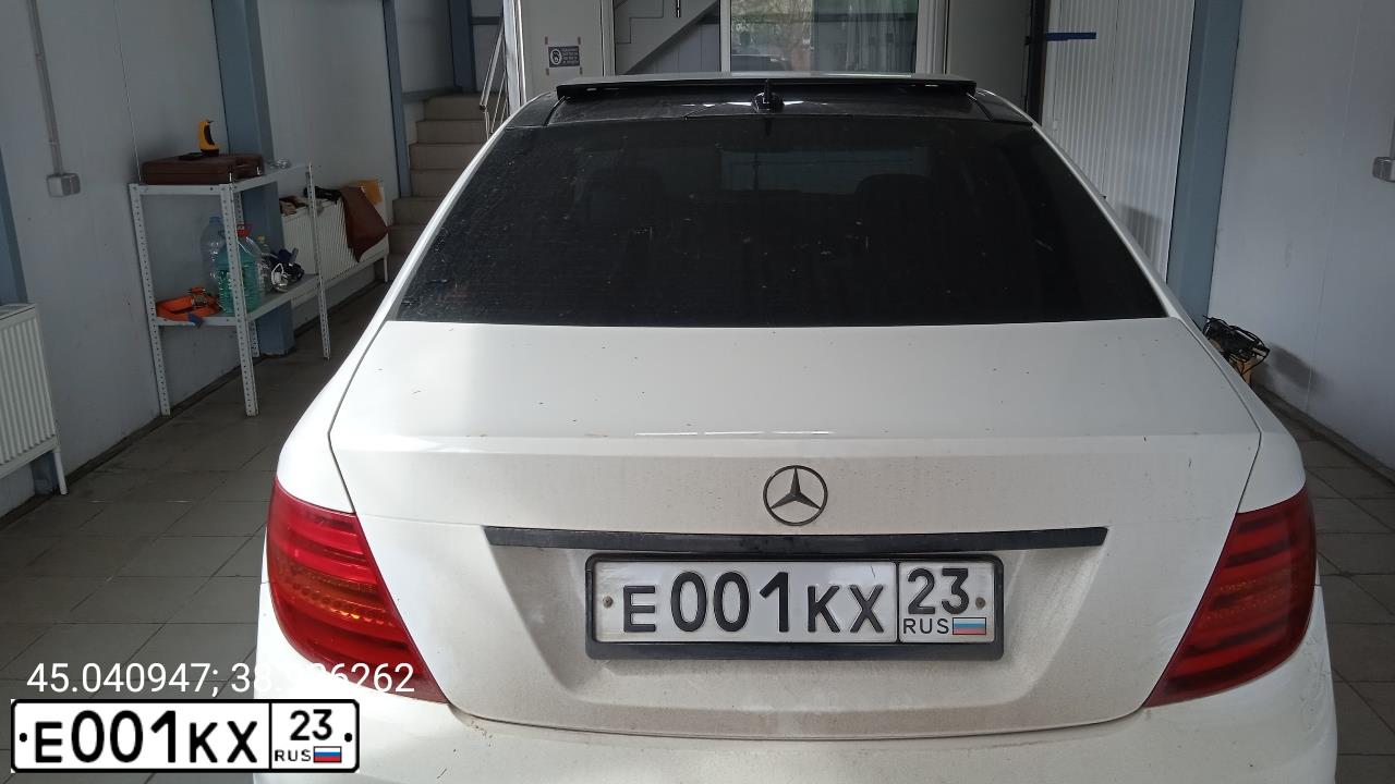 Фото автомобиля MERCEDES C-KLASSE, 2012 — госномер Е001КХ23. Цвет: БЕЛЫЙ