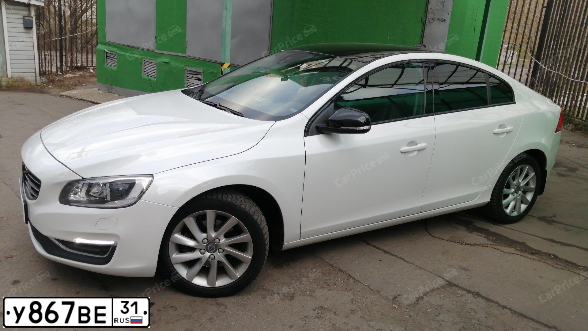 Фото автомобиля VOLVO S60, 2015 — госномер У867ВЕ31. Цвет: ЖЕМЧУЖНО-БЕЛЫЙ