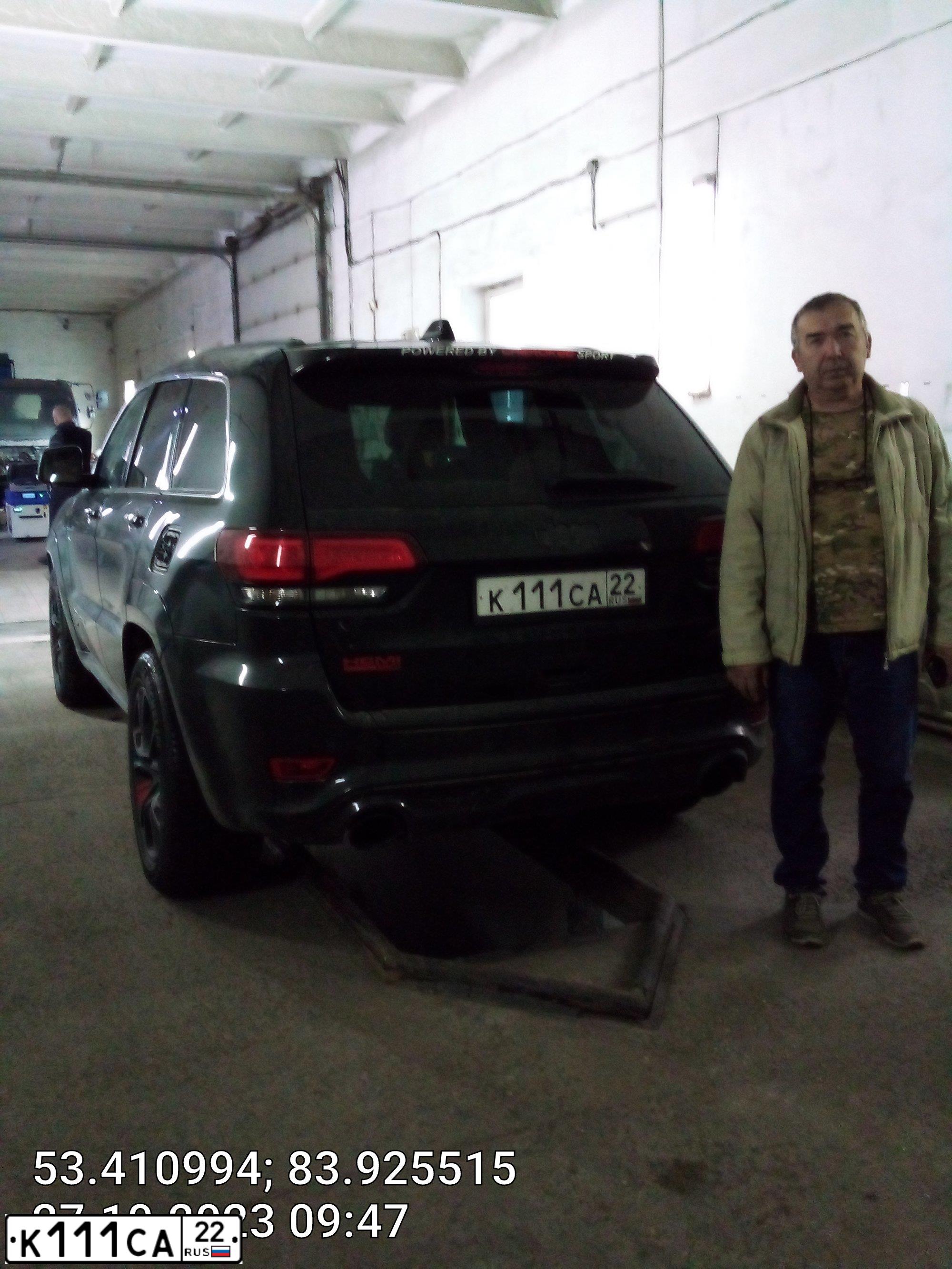 Фото автомобиля JEEP GRAND CHEROKEE, 2014 — госномер К111СА22. Цвет: ЧЕРНЫЙ