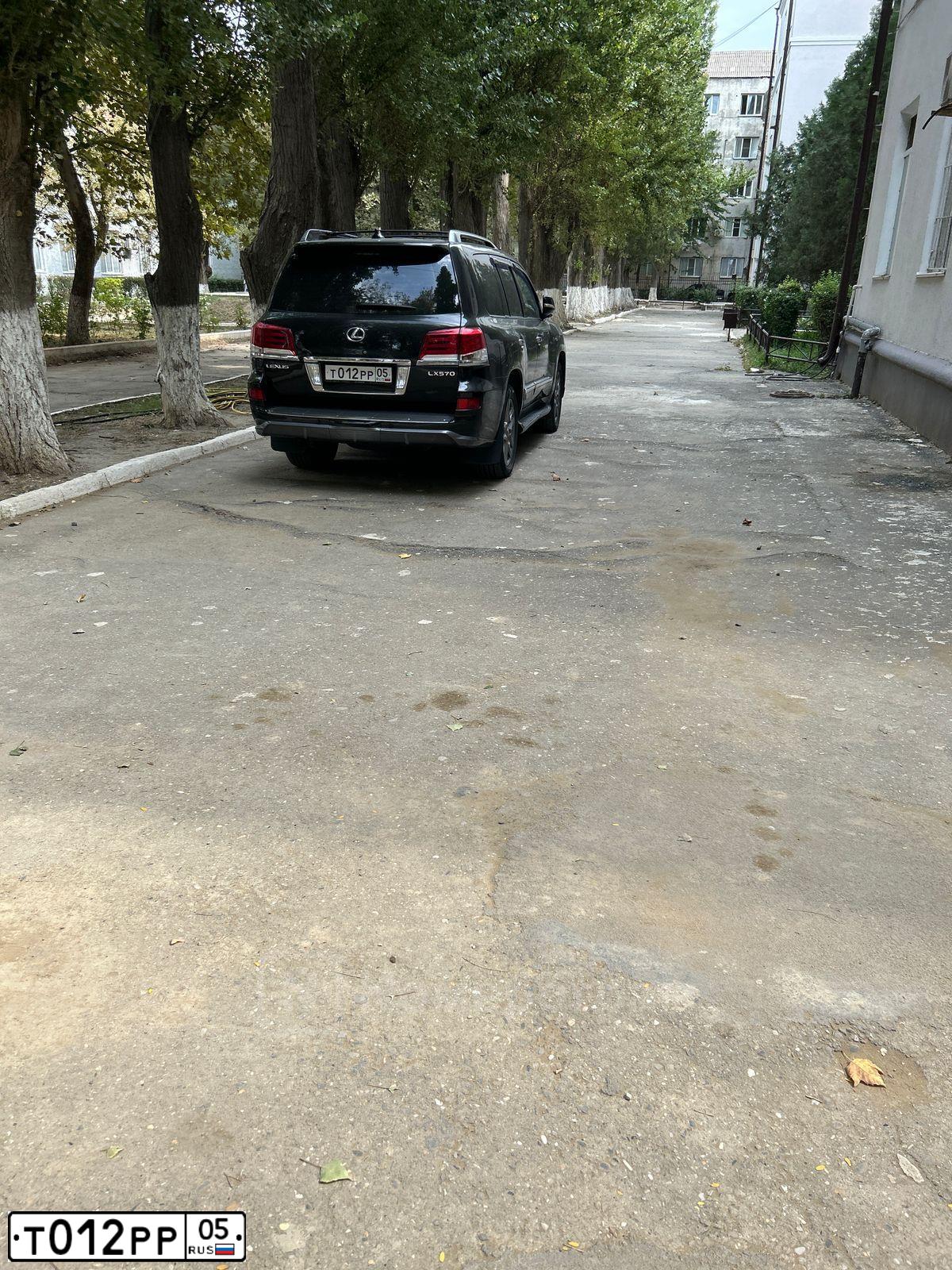 Фото автомобиля LEXUS S LX, 2010 — госномер Т012РР05. Цвет: ЧЕРНЫЙ