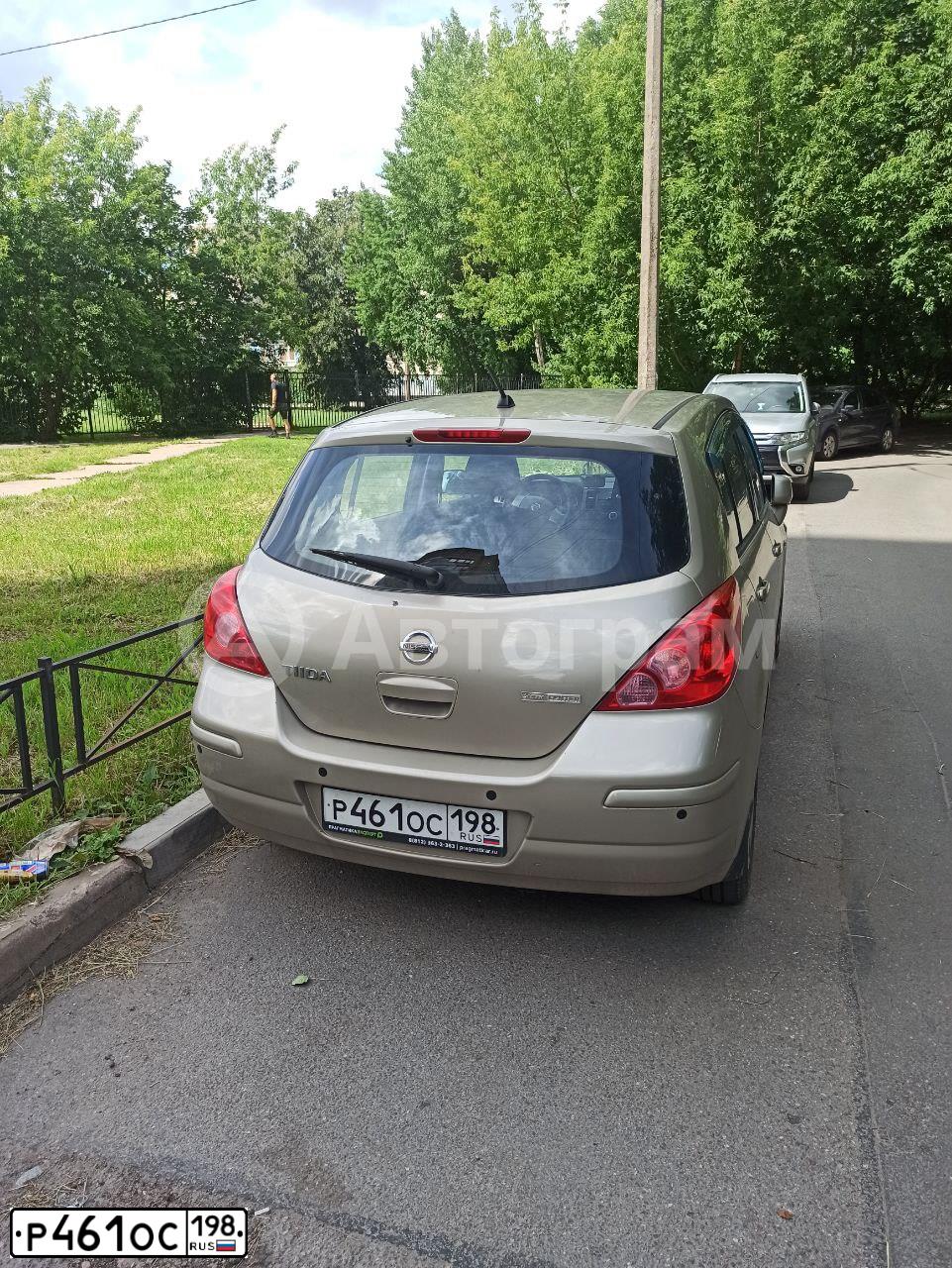Фото автомобиля NISSAN TIIDA, 2012 — госномер Р461ОС198. Цвет: СВЕТЛО-КОРИЧНЕВЫЙ