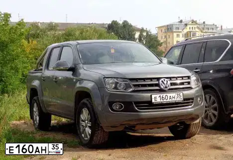 Фото автомобиля VOLKSWAGEN AMAROK, 2012 — госномер Е160АН35. Цвет: СЕРЫЙ