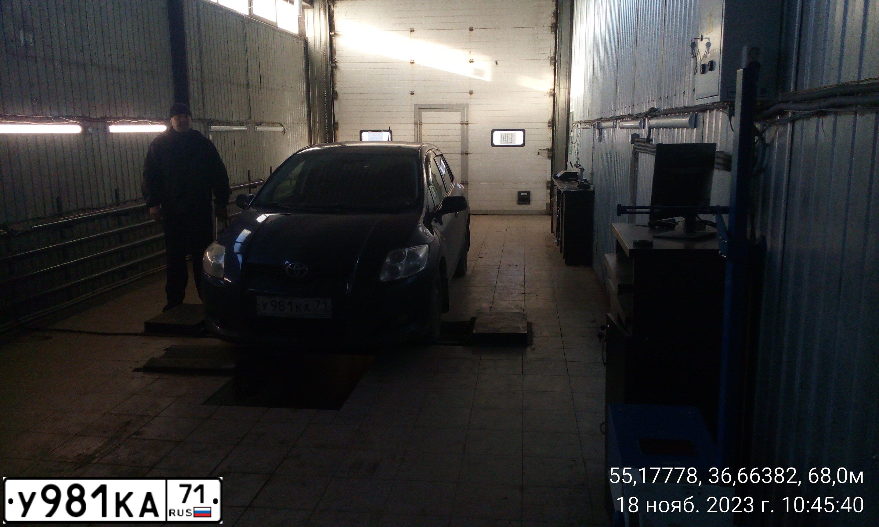 Фото автомобиля TOYOTA AURIS, 2008 — госномер К123КВ799. Цвет: Темно-синий