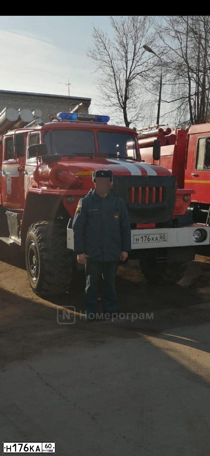 Фото автомобиля URAL 5557 /6X6/, 2012 — госномер Н176КА60. Цвет: ЦВ СХ А3 ПО ГОСТ Р 50574-2019