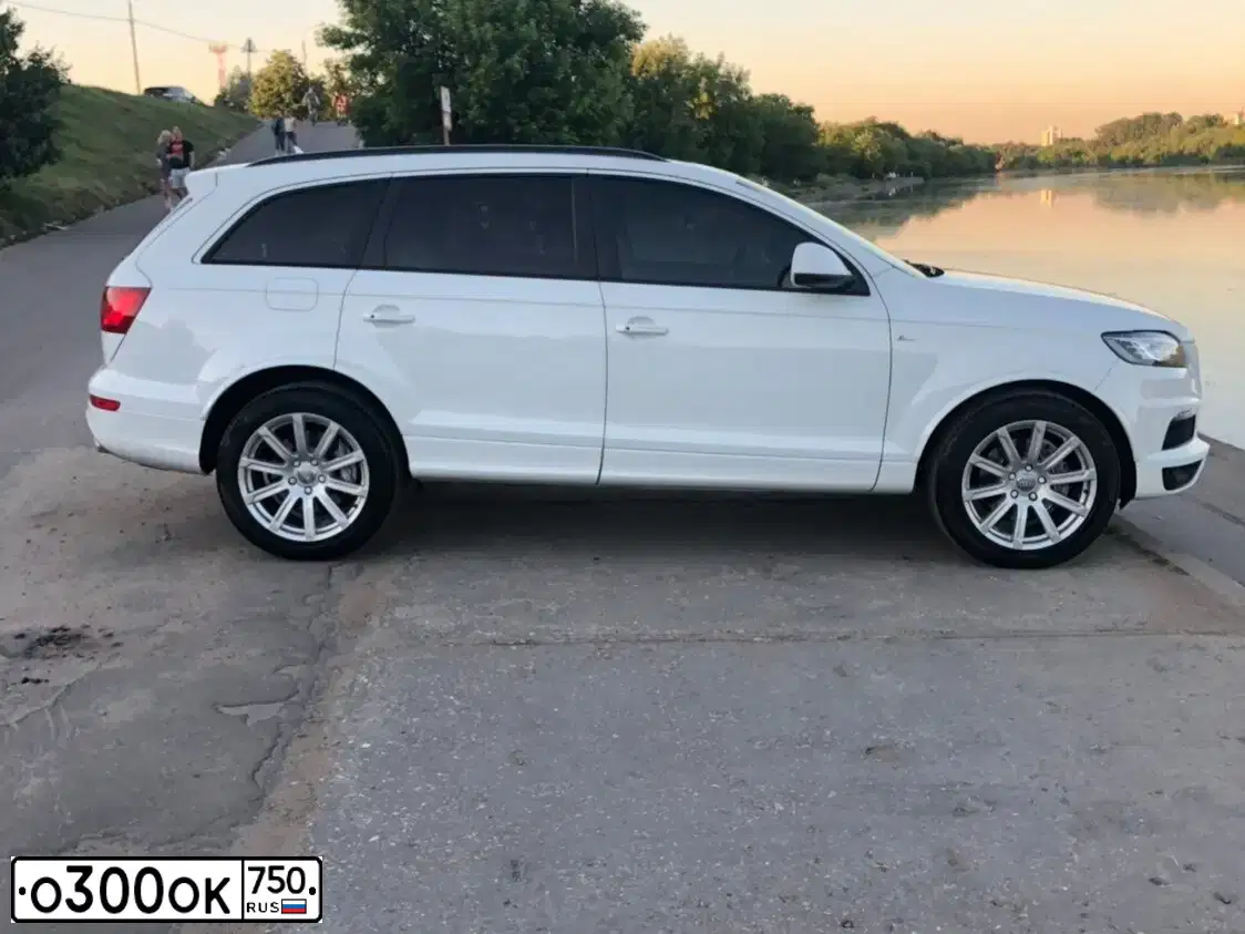 Фото автомобиля AUDI Q7, 2012 — госномер М381МО147. Цвет: Белый