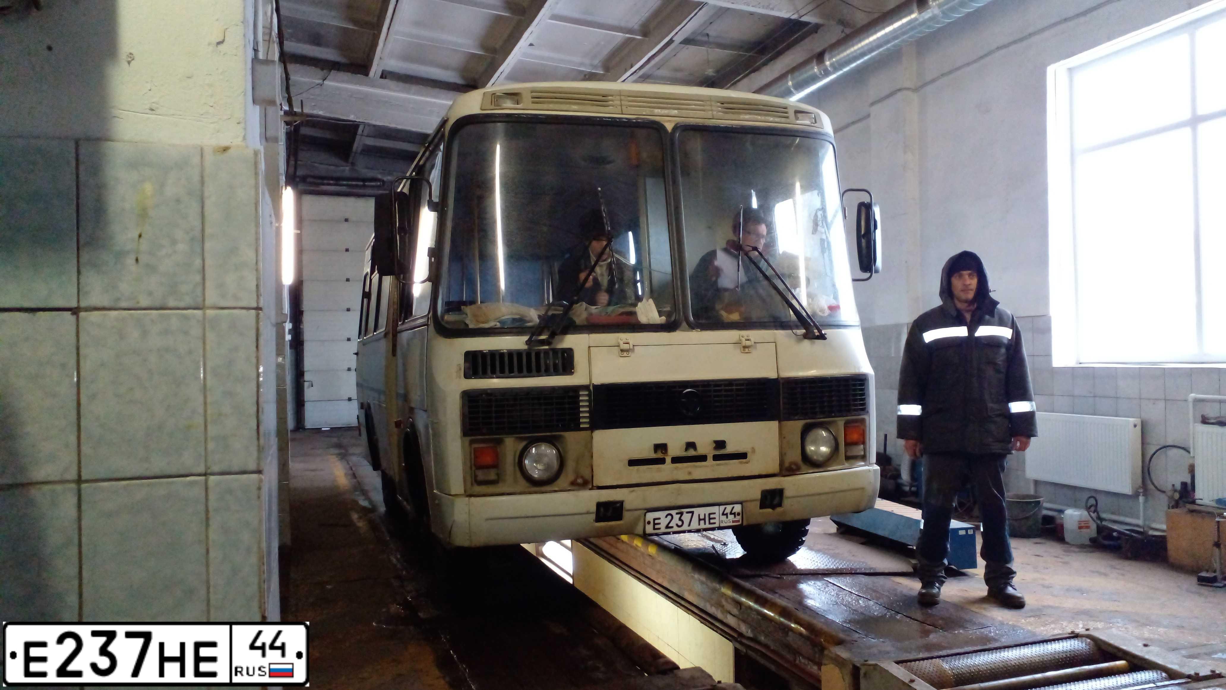 Фото автомобиля PAZ 3205, 2011 — госномер Е237НЕ44. Цвет: БЕЛЫЙ
