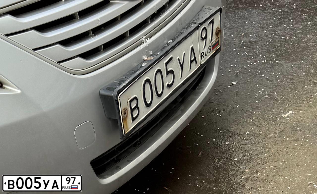 Фото автомобиля TOYOTA CAMRY, 2007 — госномер В005УА97. Цвет: СТАЛЬНОЙ