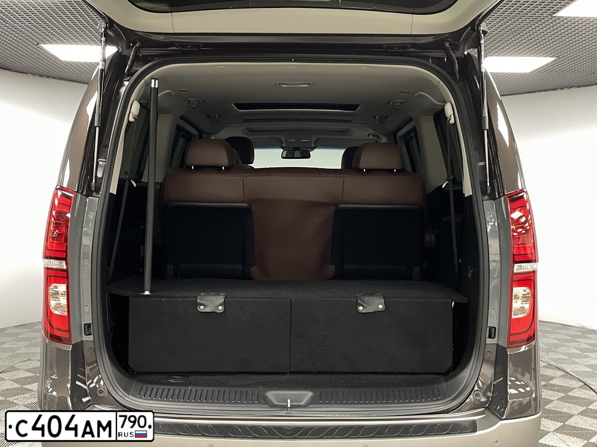Фото автомобиля HYUNDAI GRAND STAREX, 2020 — госномер Р529УЕ198. Цвет: серый