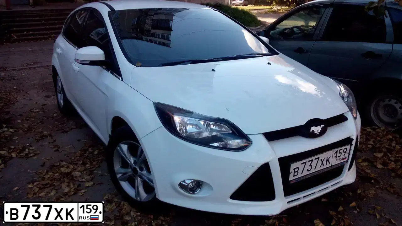 Фото автомобиля FORD FOCUS, 2013 — госномер Р859ОТ159. Цвет: белый RAL 9010