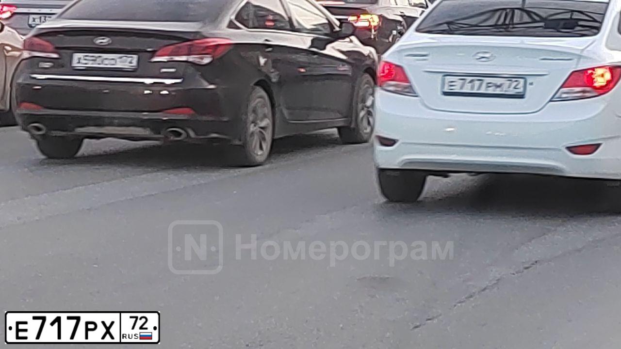 Фото автомобиля TOYOTA COROLLA, 2007 — госномер Е717РХ72. Цвет: Серебристый