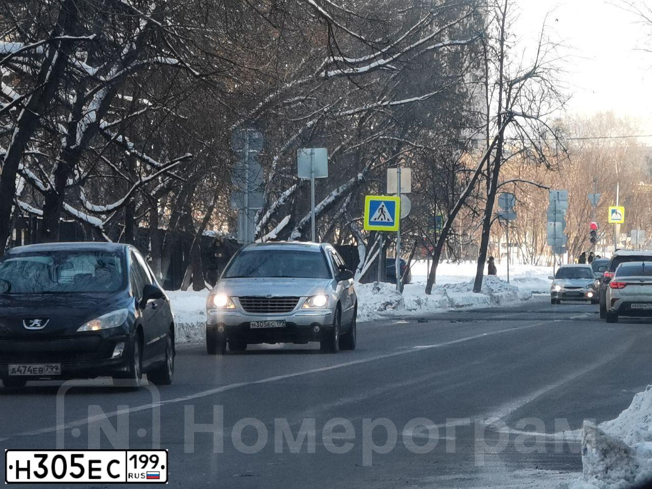 Фото автомобиля CHRYSLER PACIFICA, 2004 — госномер Н305ЕС199. Цвет: СЕРЫЙ МЕТАЛЛИК