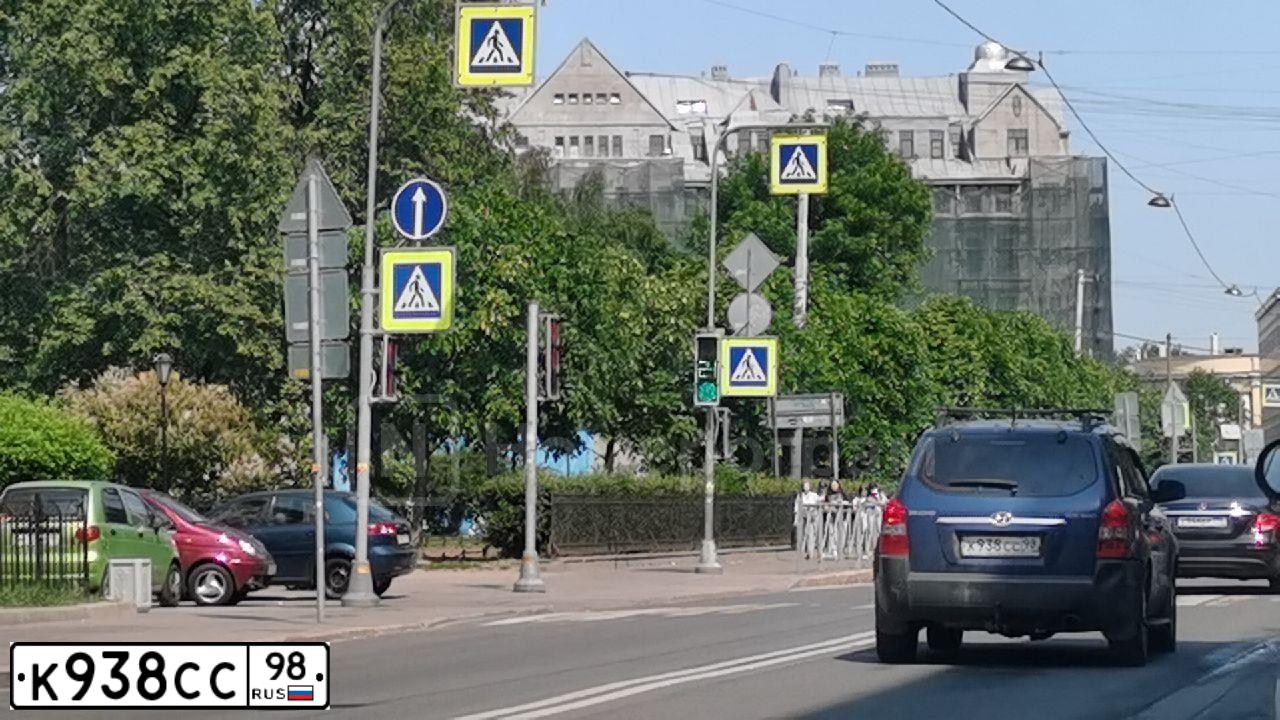 Фото автомобиля NISSAN QASHQAI, 2011 — госномер Е904СА178. Цвет: Красный