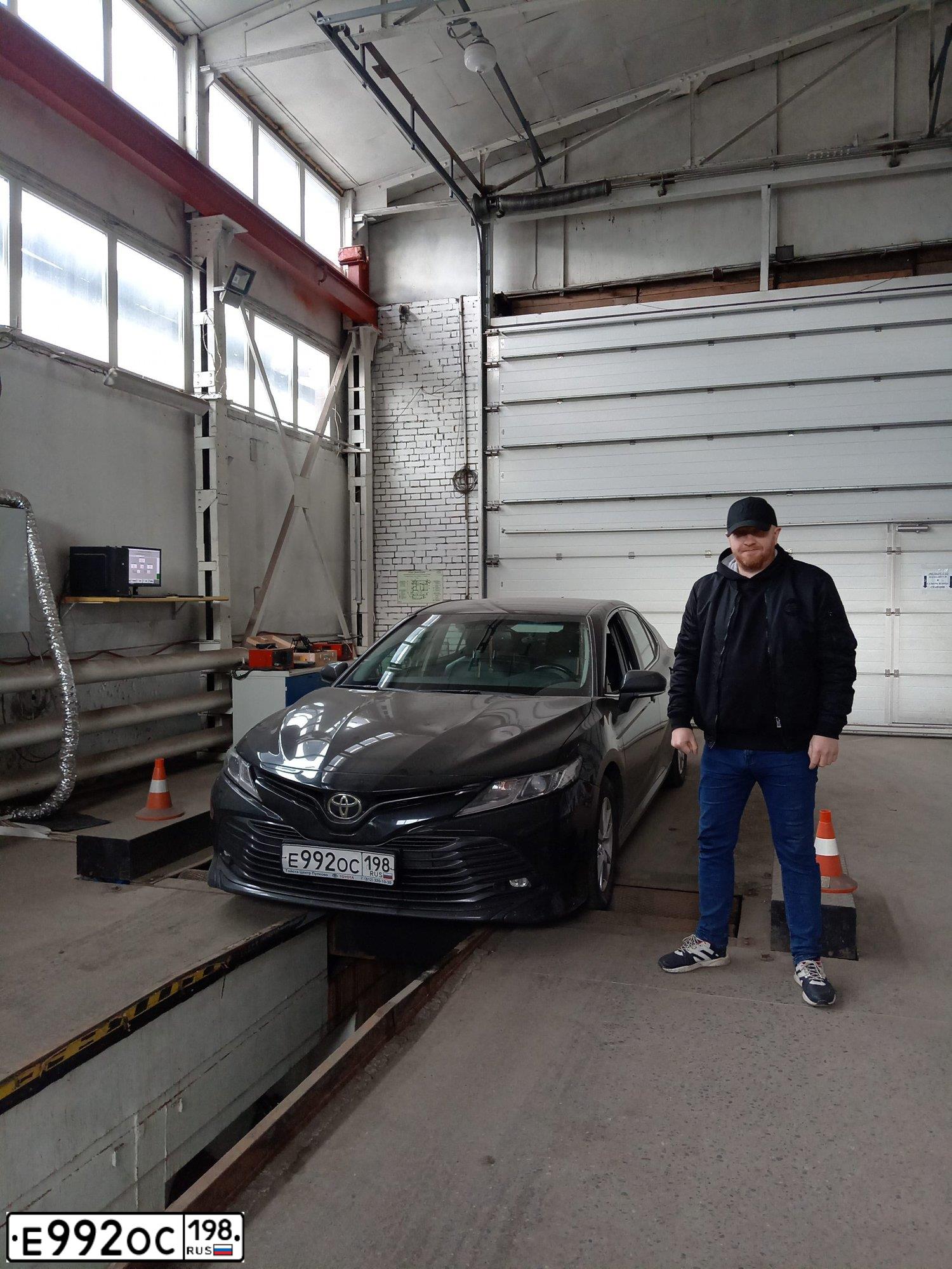 Фото автомобиля TOYOTA CAMRY, 2019 — госномер Е992ОС198. Цвет: ЧЕРНЫЙ МЕТАЛИК