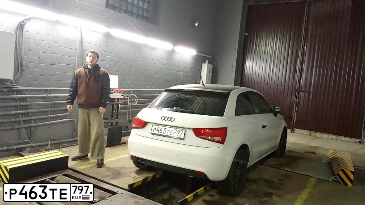 Фото автомобиля AUDI A1, 2011 — госномер Т229ВВ250. Цвет: БЕЛО-ЧЕРНЫЙ