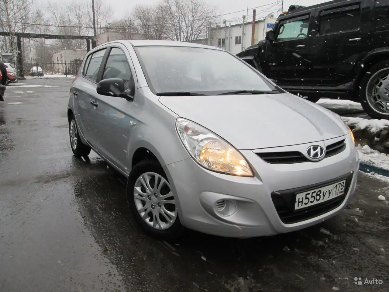 Фото автомобиля HYUNDAI I20, 2010 — госномер Е211ХО53. Цвет: Серебристый