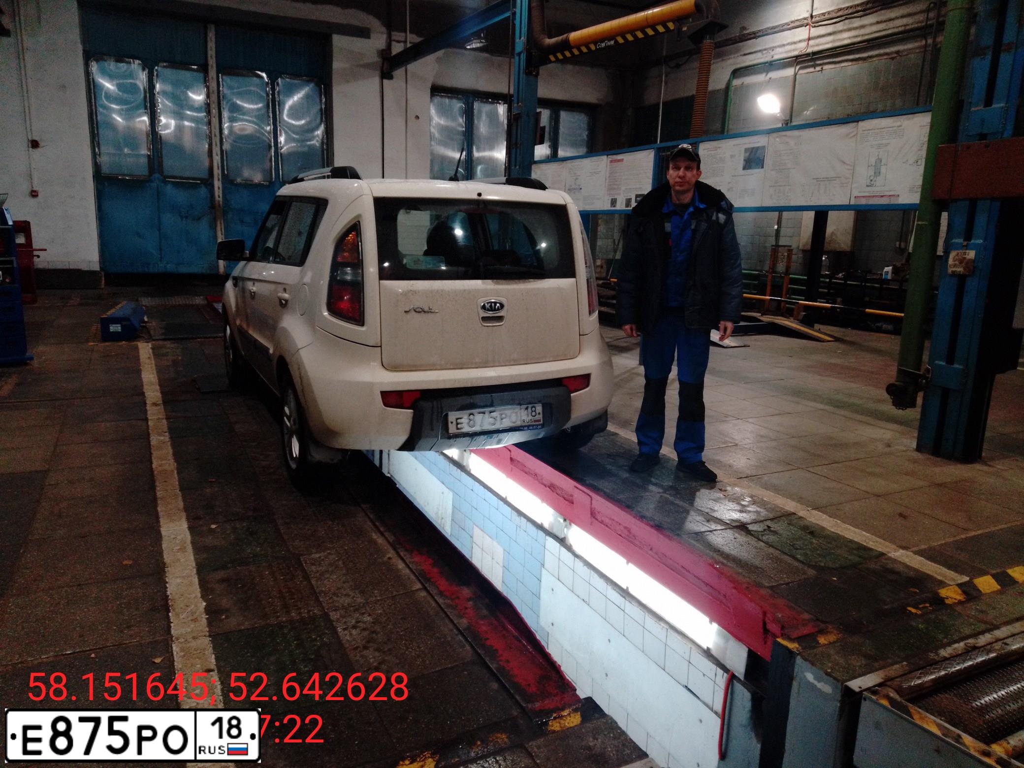 Фото автомобиля KIA SOUL, 2011 — госномер Е875РО18. Цвет: БЕЖЕВЫЙ