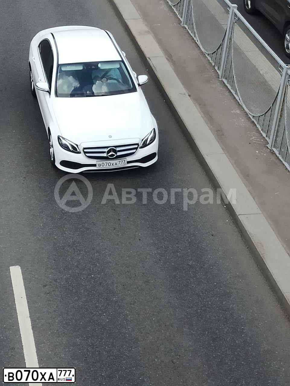 Фото автомобиля MERCEDES E-KLASSE, 2017 — госномер В070ХА777. Цвет: БЕЛЫЙ