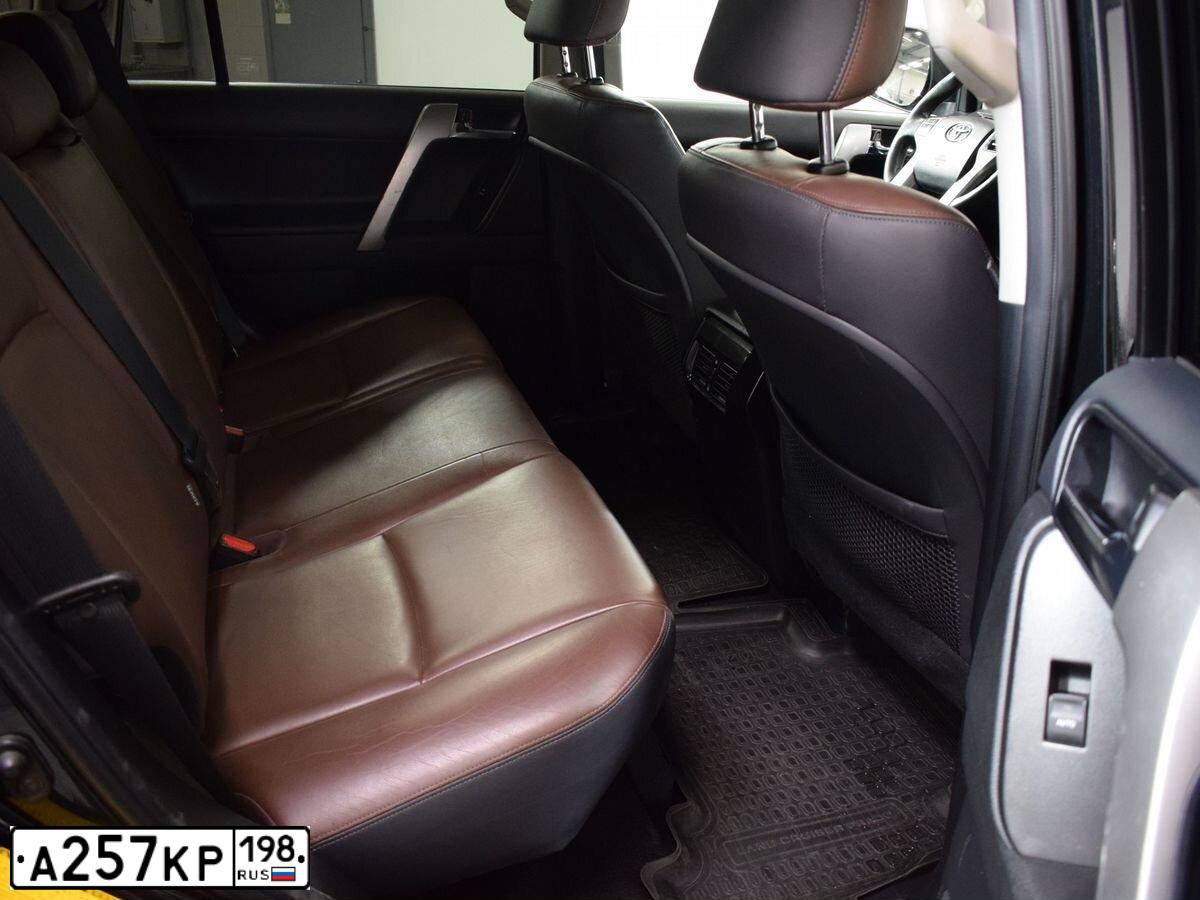 Фото автомобиля TOYOTA LAND CRUISER 150, 2016 — госномер Е215ХО124. Цвет: ЧЕРНЫЙ