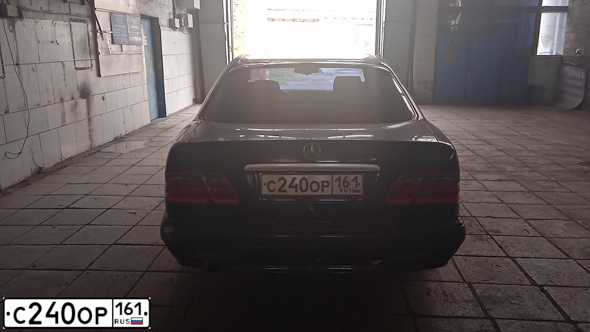 Фото автомобиля MERCEDES E-KLASSE, 1996 — госномер М500АТ161. Цвет: ТЕМНО-СИНИЙ
