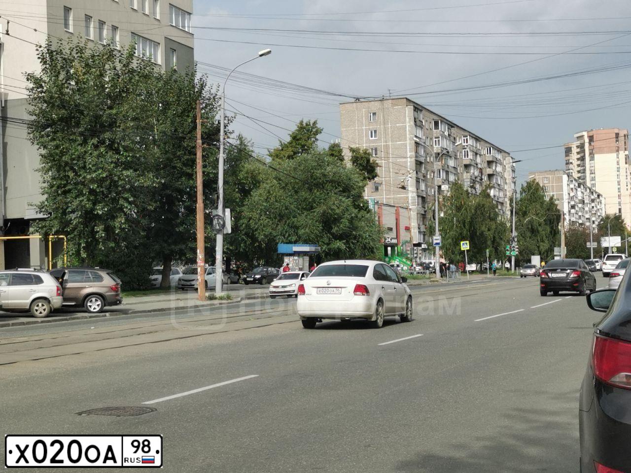Фото автомобиля AUDI A8, 1996 — госномер С925ЕА180. Цвет: Темно-синий