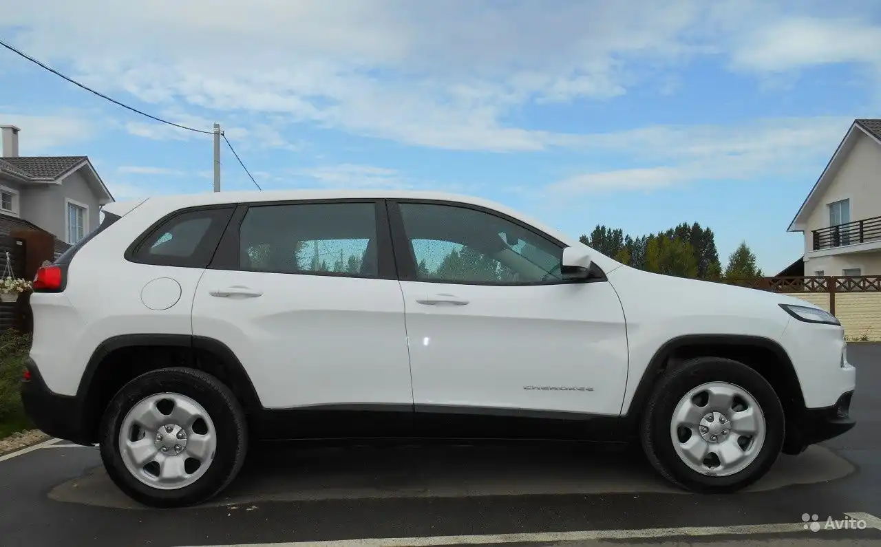 Фото автомобиля CHEVROLET AVEO, 2013 — госномер М011РТ763. Цвет: СЕРЫЙ МЕТАЛЛИК