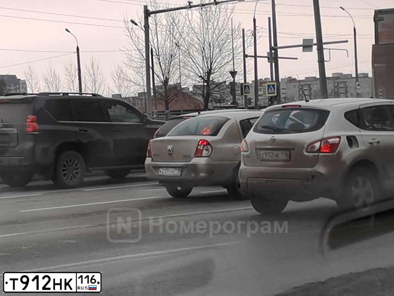 Фото автомобиля NISSAN QASHQAI, 2013 — госномер Н012КХ977. Цвет: Белый