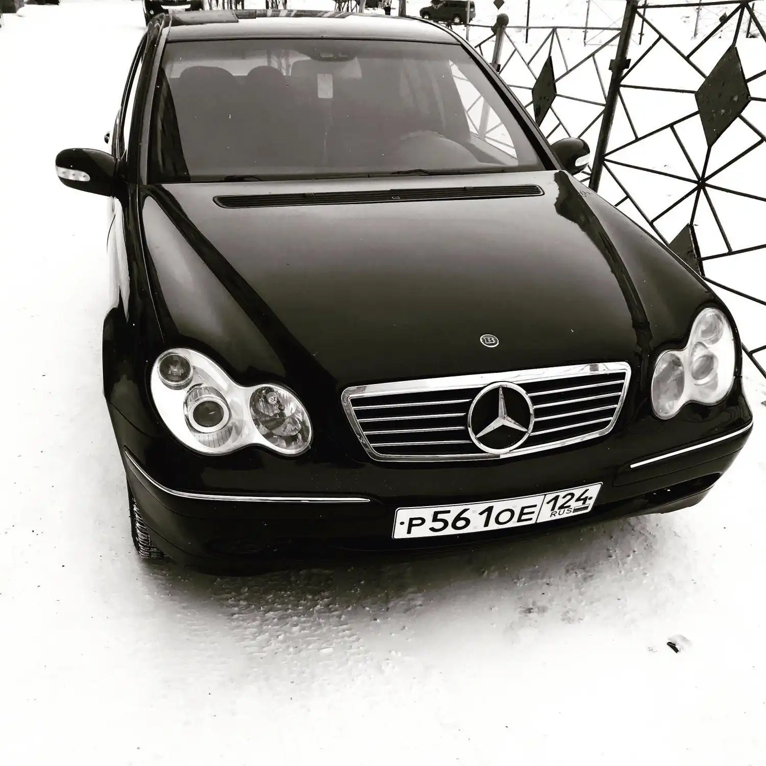Фото автомобиля MERCEDES C-KLASSE, 2001 — госномер Р561ОЕ124. Цвет: ЧЕРНЫЙ