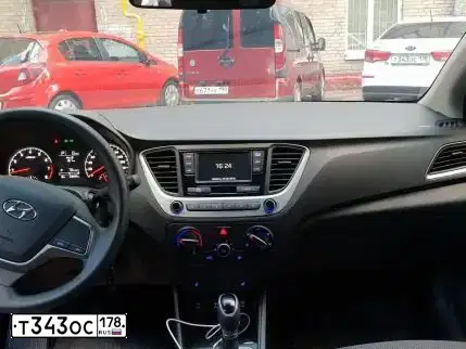 Фото автомобиля KIA RIO, 2015 — госномер Т343ОС178. Цвет: Белый