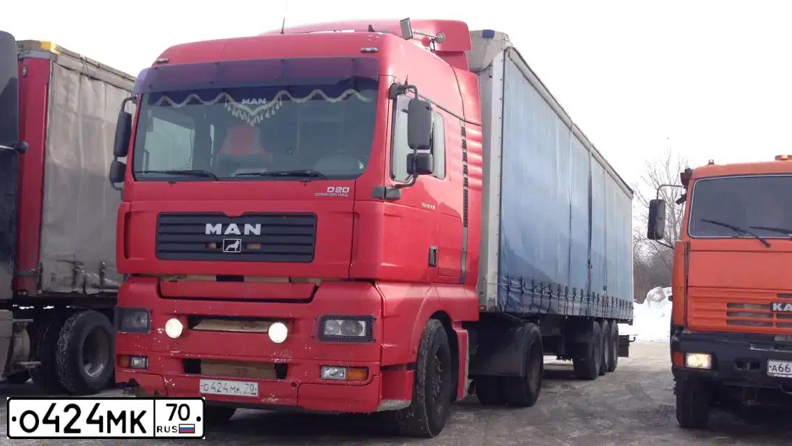 Фото автомобиля MAN TGA, 2011 — госномер К335АХ70. Цвет: Красный