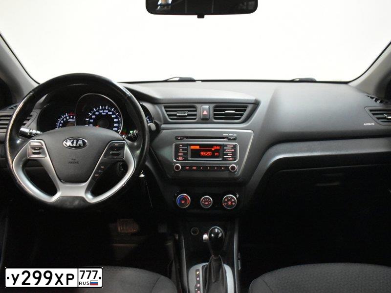 Фото автомобиля KIA RIO, 2017 — госномер У712НС31. Цвет: ЧЕРНЫЙ