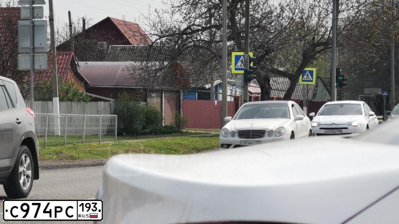 Фото автомобиля MERCEDES E-KLASSE, 2009 — госномер Е222РА161. Цвет: Белый