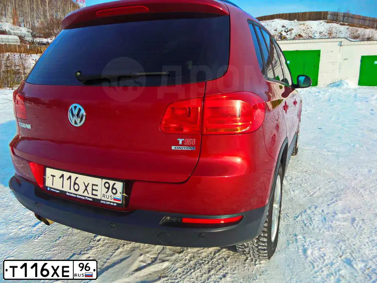 Фото автомобиля VOLKSWAGEN TIGUAN, 2011 — госномер Т116ХЕ96. Цвет: ВИШНЕВО-КРАСНЫЙ