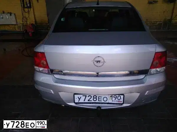 Фото автомобиля OPEL ASTRA, 2009 — госномер О725СО46. Цвет: Серебристый