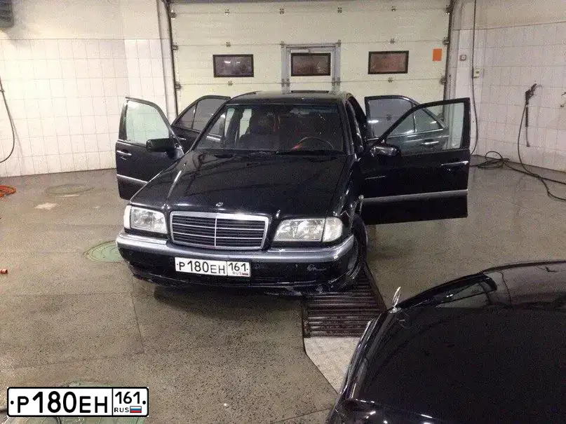 Фото автомобиля MERCEDES C-KLASSE, 1999 — госномер У103АЕ761. Цвет: ЧЕРНЫЙ