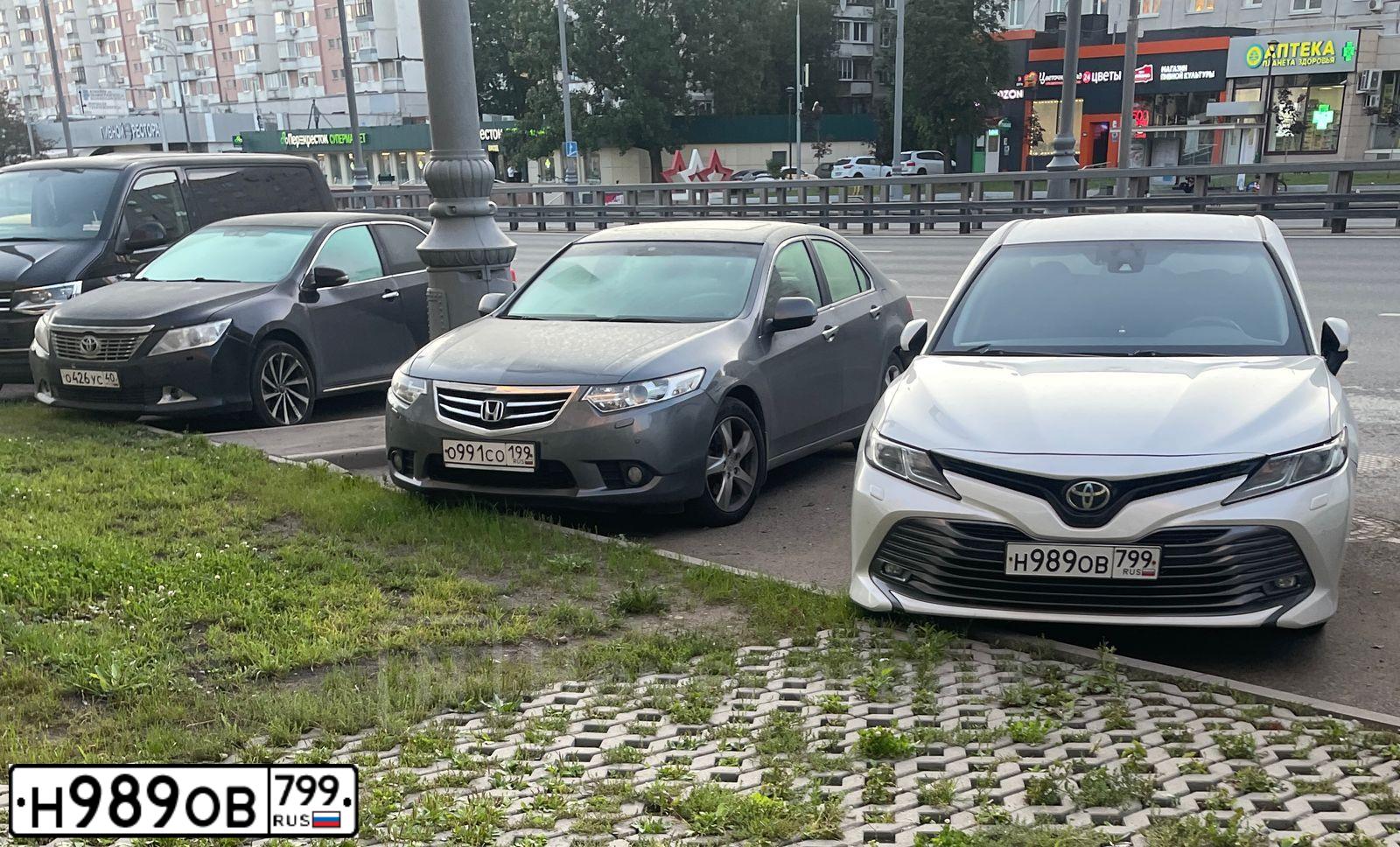 Фото автомобиля TOYOTA CAMRY, 2019 — госномер Н989ОВ799. Цвет: БЕЛЫЙ-ЖЕЛТЫЙ-СЕРЫЙ