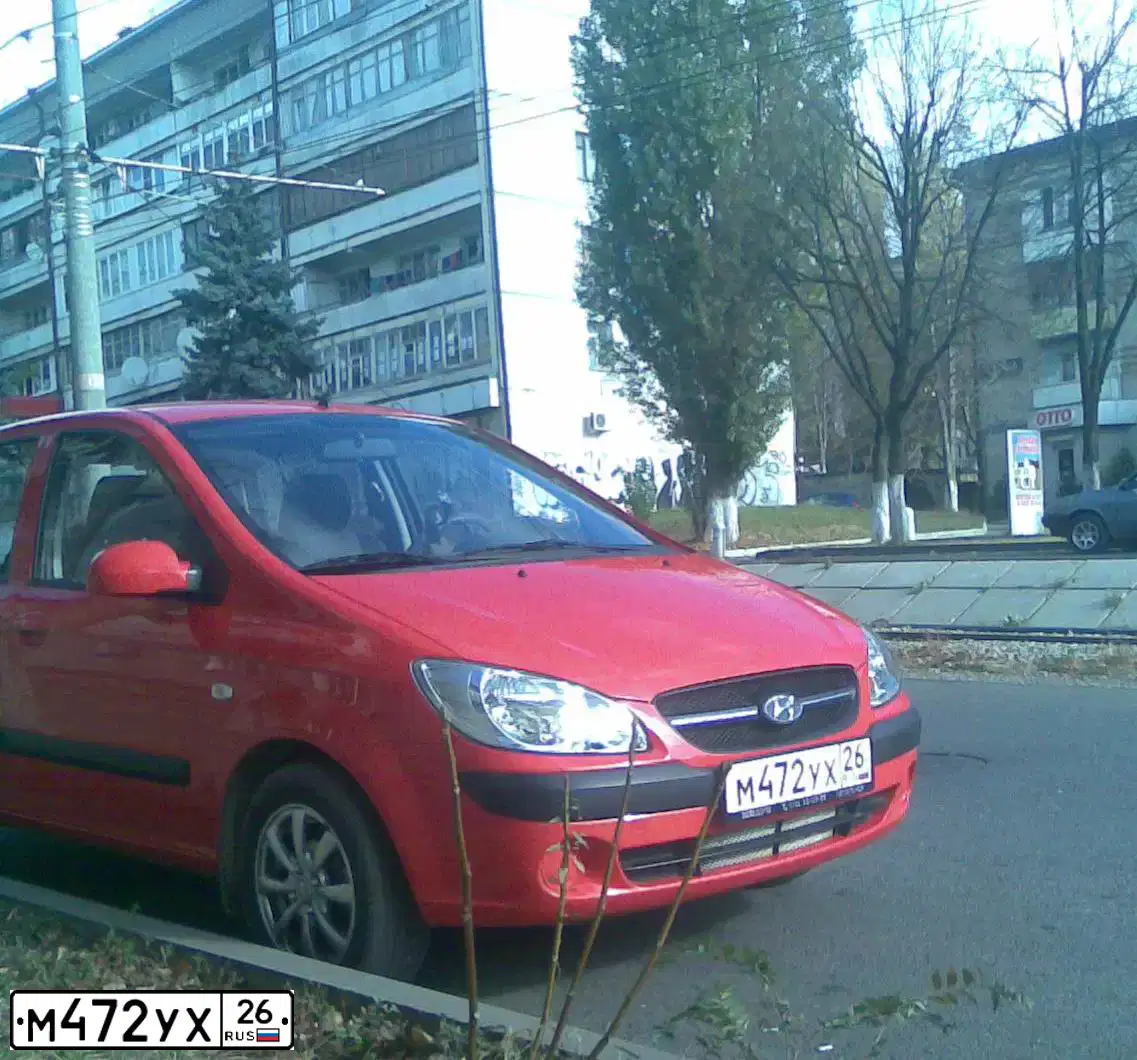 Фото автомобиля HYUNDAI GETZ, 2010 — госномер М472УХ26. Цвет: КРАСНЫЙ