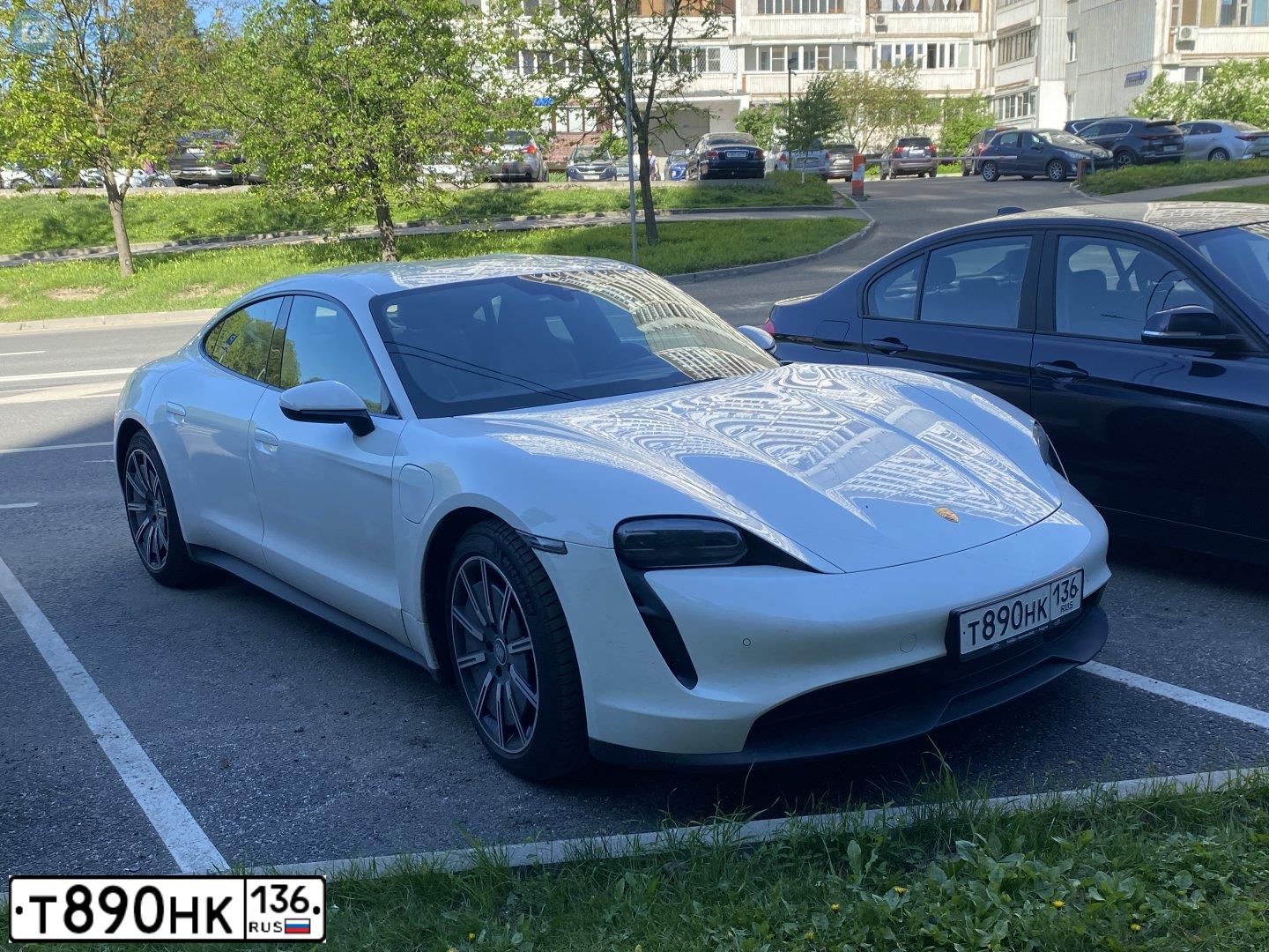 Фото автомобиля PORSCHE TAYCAN, 2023 — госномер Т890НК136. Цвет: Белый