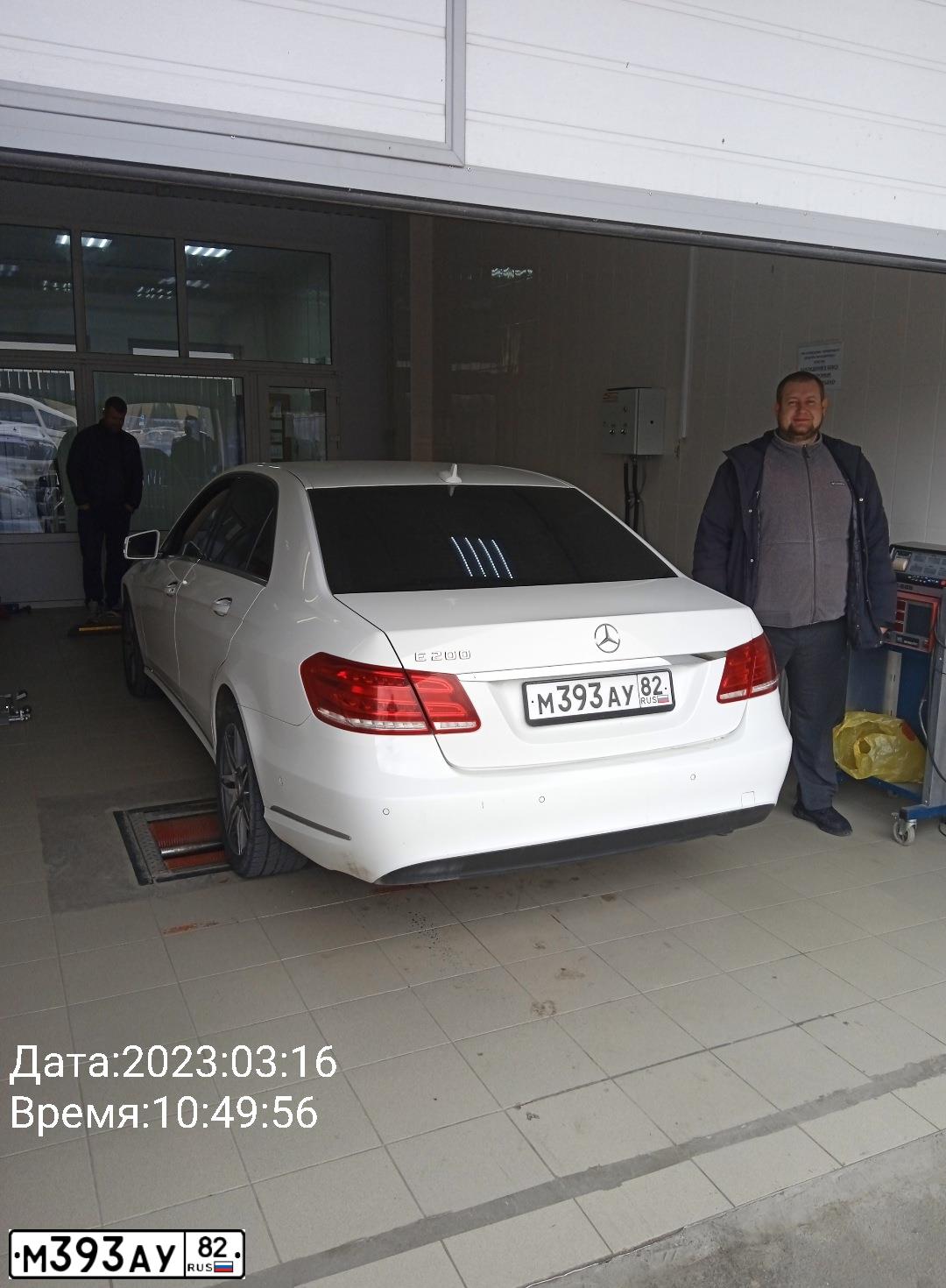 Фото автомобиля MERCEDES-BENZ E200, 2013 — госномер У622НО30. Цвет: Белый