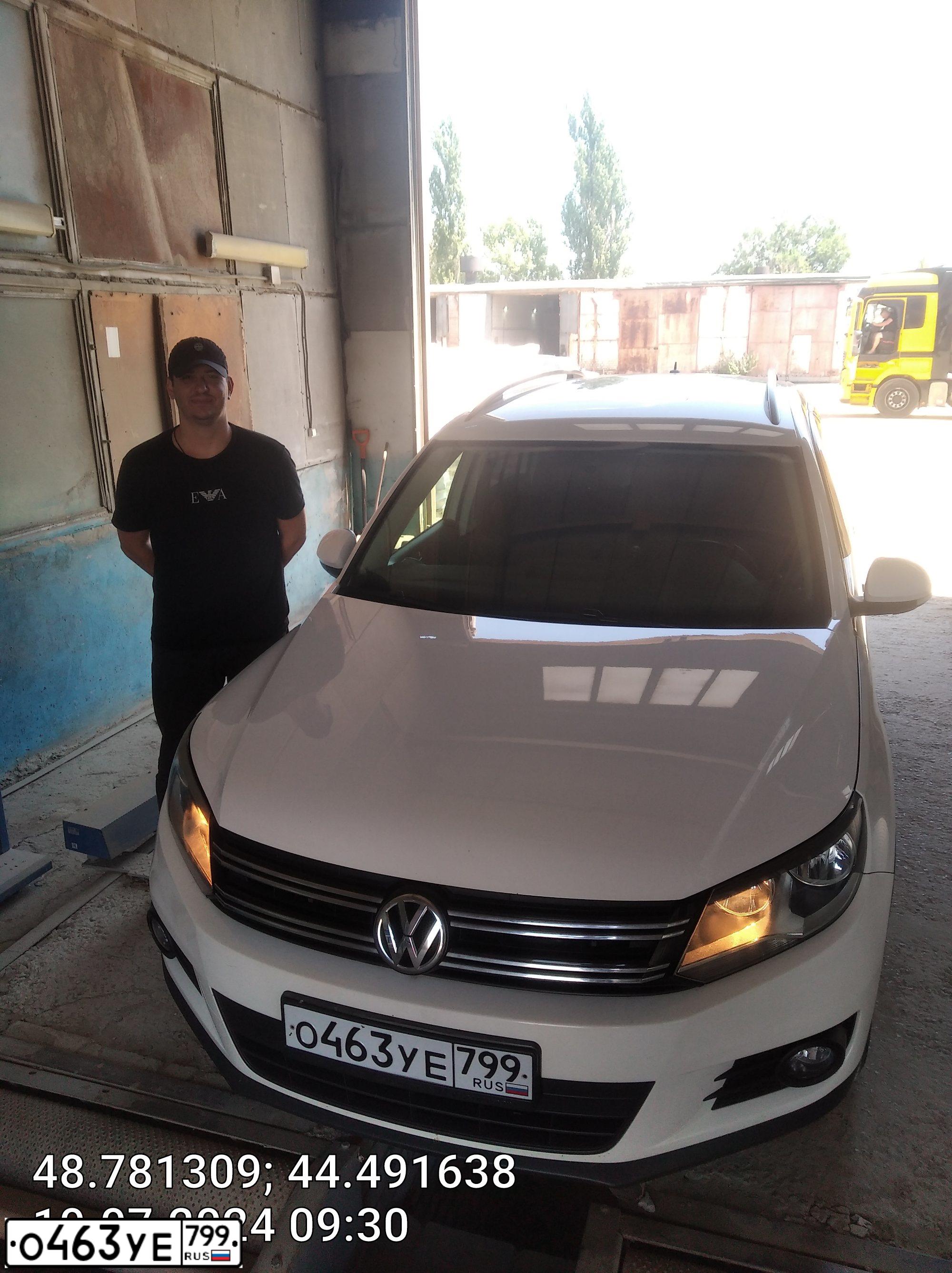 Фото автомобиля VOLKSWAGEN TIGUAN, 2012 — госномер О463УЕ799. Цвет: Белый