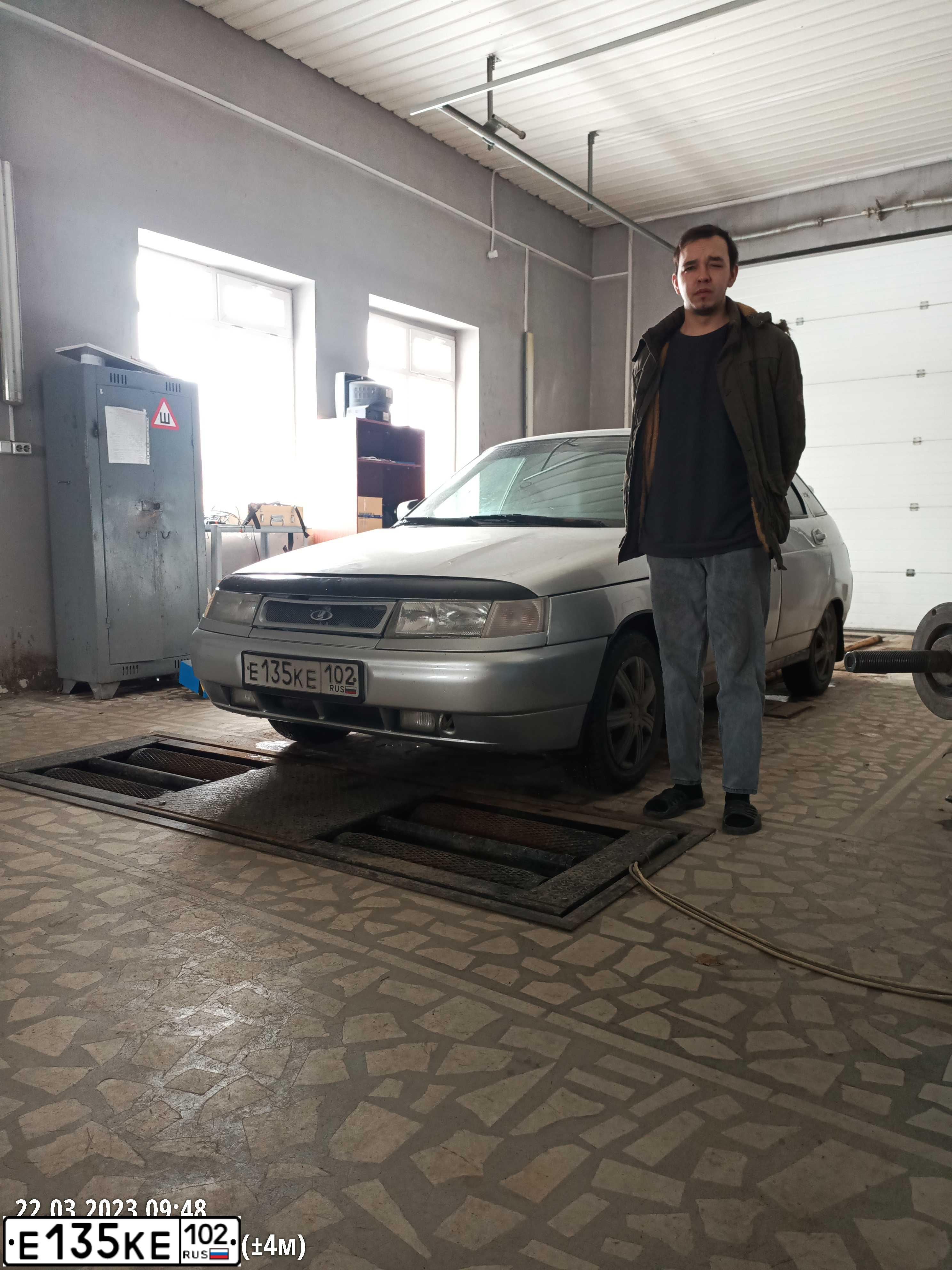 Фото автомобиля LADA 2112, 2007 — госномер Е135КЕ102. Цвет: СВЕТЛО-СЕРЕБРИСТЫЙ МЕТАЛЛ