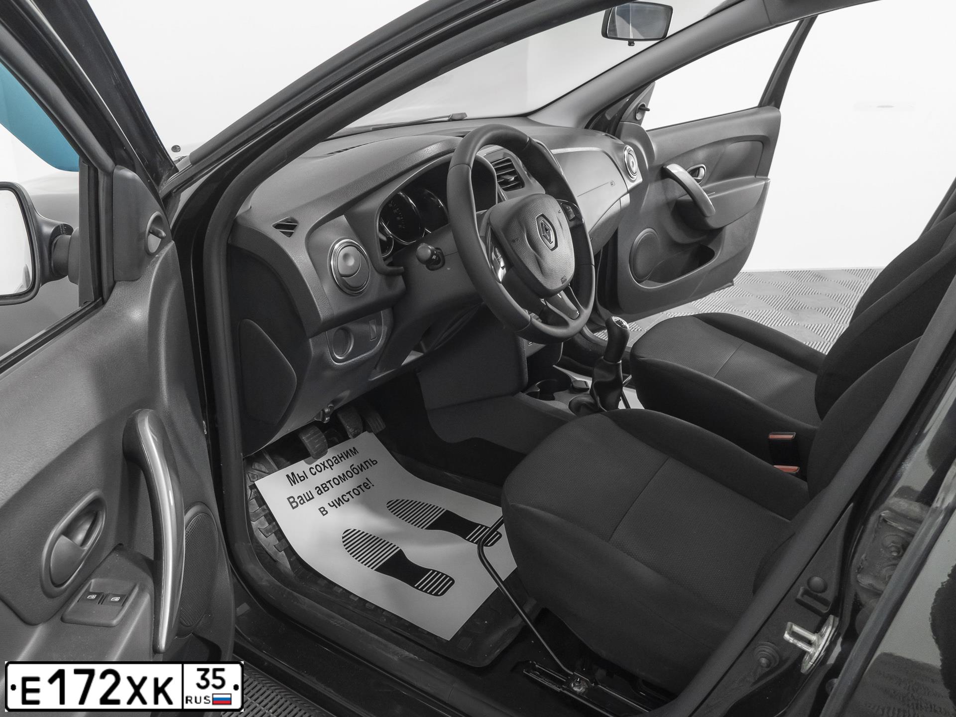 Фото автомобиля RENAULT SANDERO, 2017 — госномер Е162ХР198. Цвет: ЧЕРНЫЙ