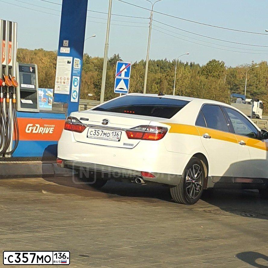 Фото автомобиля TOYOTA CAMRY, 2017 — госномер Х847ХТ178. Цвет: КОРИЧНЕВЫЙ МЕТАЛЛИК