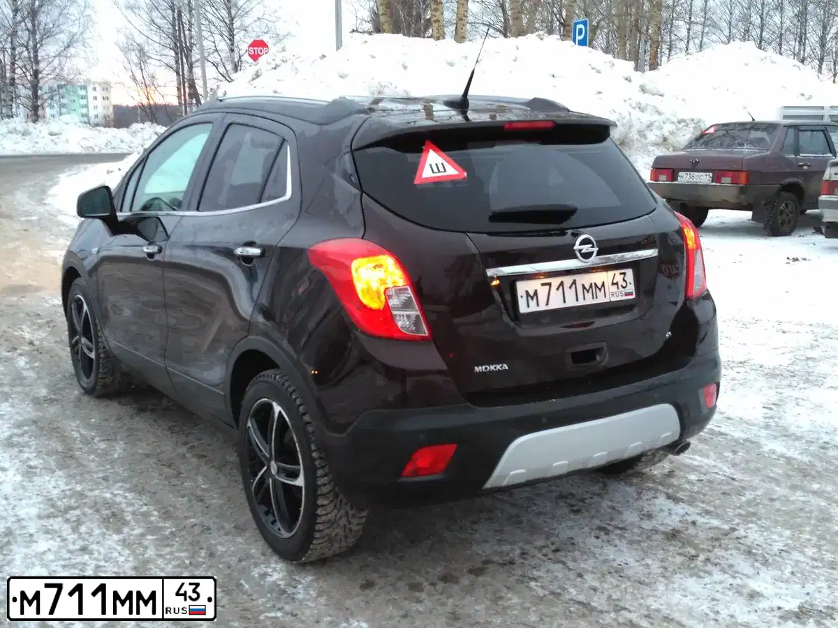 Фото автомобиля OPEL MOKKA, 2014 — госномер М218СК29. Цвет: Коричневый