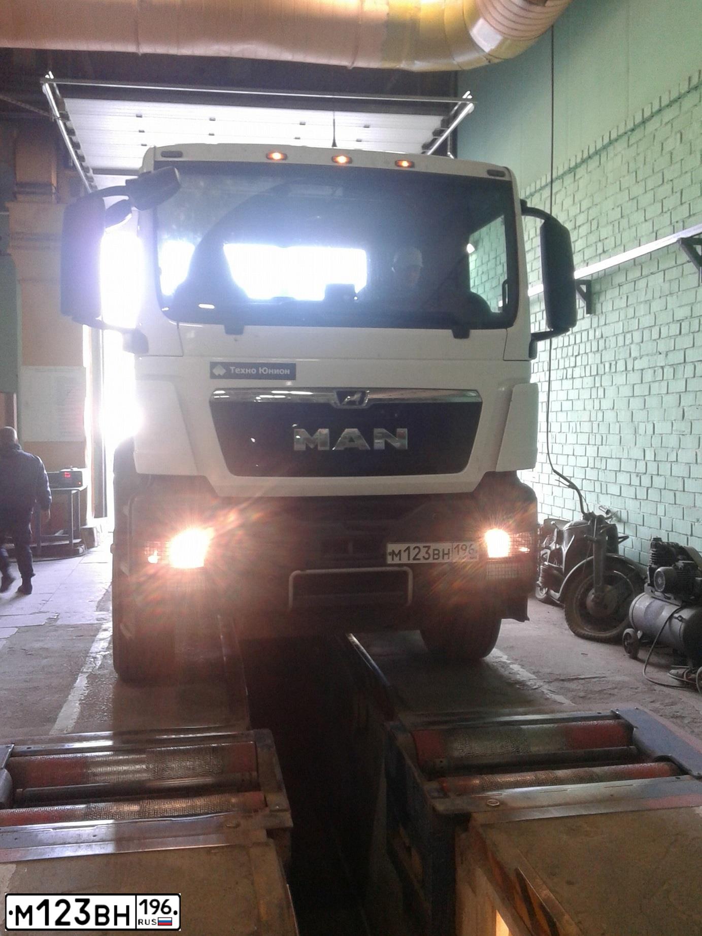 Фото автомобиля MAN N TGX 41.XXX 8X4, 2019 — госномер М123ВН196. Цвет: Белый
